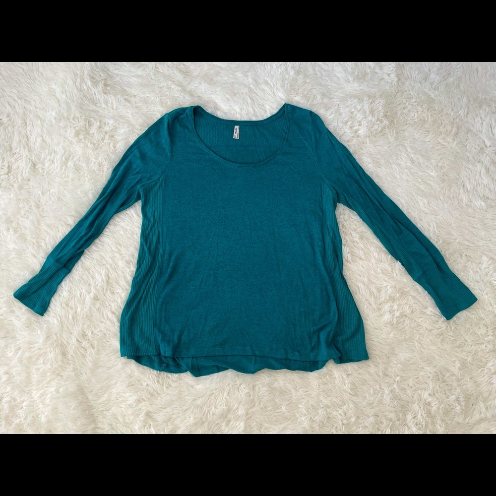 Light weight long sleeve flowy top